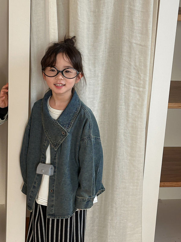 Bluză-jachetă din denim pentru copii, lungi mânecile, croială lejeră, închidere cu nasturi, finisaj moale