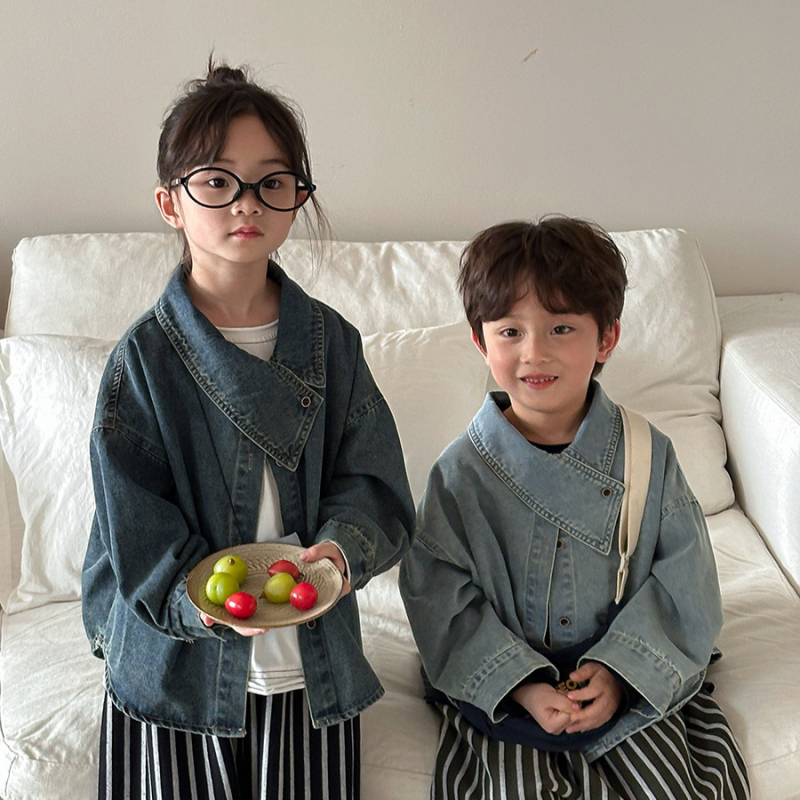 Bluză-jachetă din denim pentru copii, lungi mânecile, croială lejeră, închidere cu nasturi, finisaj moale