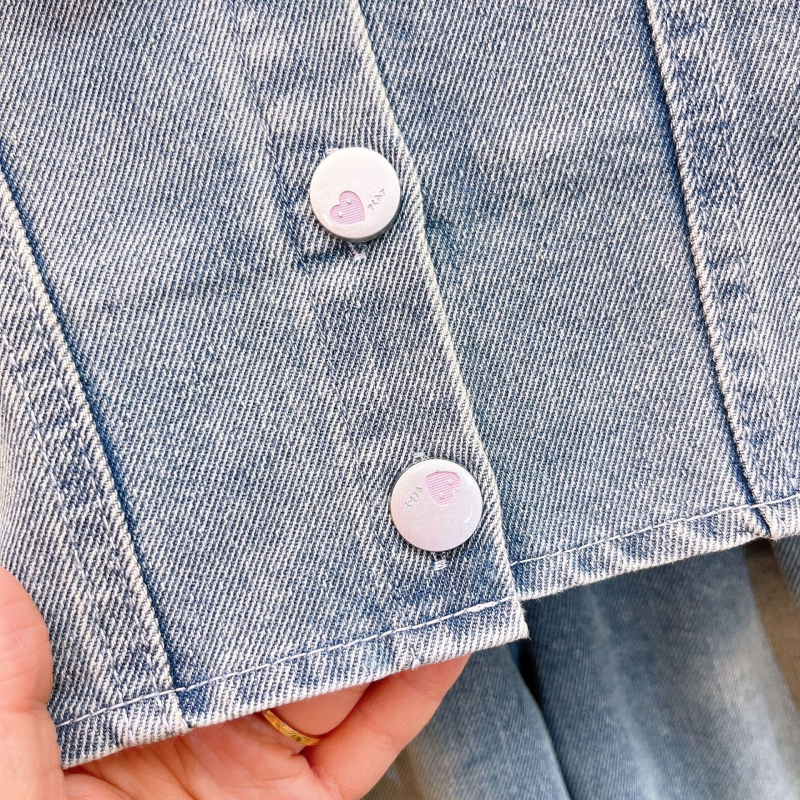 Dječji proljetni trodijelni komplet za djevojčice: košulja s čipkom i ovratnikom, denim prsluk i hlače; poliesterska smjesa, mekan materijal; za uzrast 3–8 godina (proljeće–jesen)