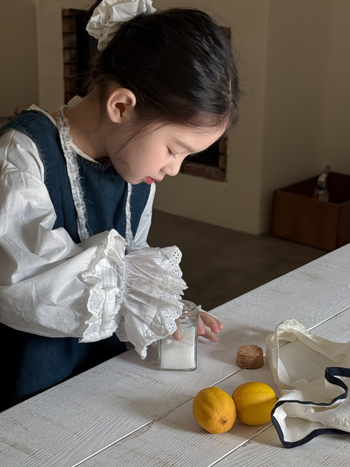 Costum pentru copii de primăvară, două piese, stil coreean, vestă denim fără mâneci și cămașă cu dantelă; materiale: vestă denim 80% bumbac, 20% poliester; cămașa 100% bumbac