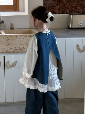 Costum pentru copii de primăvară, două piese, stil coreean, vestă denim fără mâneci și cămașă cu dantelă; materiale: vestă denim 80% bumbac, 20% poliester; cămașa 100% bumbac