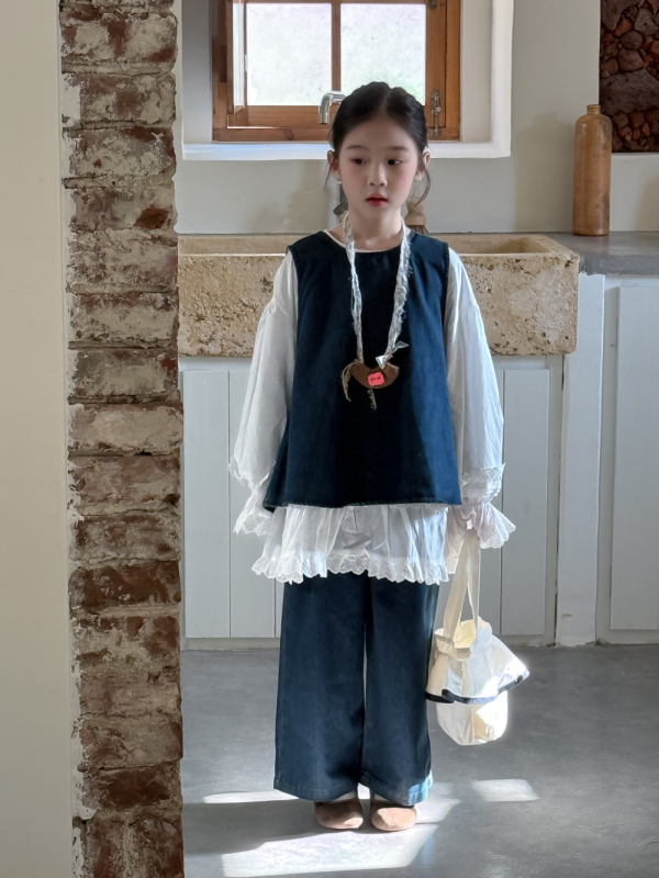 Costum pentru copii de primăvară, două piese, stil coreean, vestă denim fără mâneci și cămașă cu dantelă; materiale: vestă denim 80% bumbac, 20% poliester; cămașa 100% bumbac