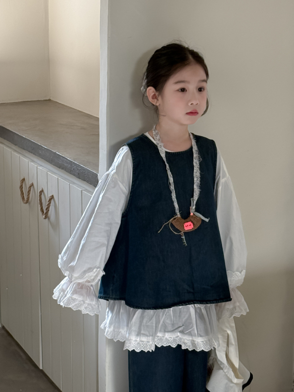 Costum pentru copii de primăvară, două piese, stil coreean, vestă denim fără mâneci și cămașă cu dantelă; materiale: vestă denim 80% bumbac, 20% poliester; cămașa 100% bumbac