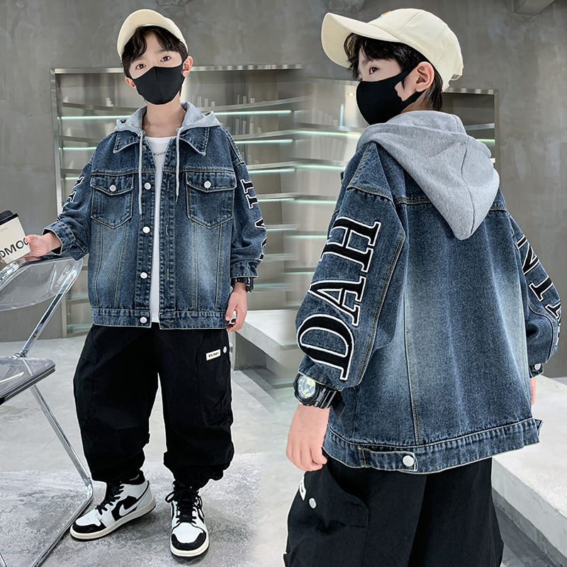 Fiúknak készült denim dzseki, koreai stílus, kapucniamentes, első soros zárás, tavasz–ősz 2025, betűs mintázat, 8 éves kortól
