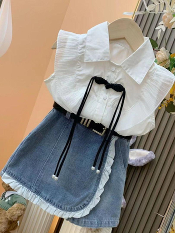 Σετ δύο τεμαχίων για κορίτσια σε στυλ πριγκίπισσας: χωρίς μανίκια τοπ με δαντελωτό denim culottes; Μείγμα βαμβάκι-πολυεστέρα (70% πολυεστέρας); Μονόχρωμο σχέδιο; Για ηλικίες 3–8 ετών; Άνοιξη-Καλοκαίρι 2024