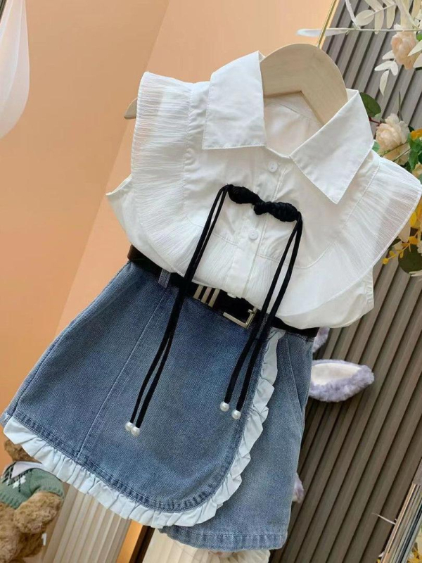 Σετ δύο τεμαχίων για κορίτσια σε στυλ πριγκίπισσας: χωρίς μανίκια τοπ με δαντελωτό denim culottes; Μείγμα βαμβάκι-πολυεστέρα (70% πολυεστέρας); Μονόχρωμο σχέδιο; Για ηλικίες 3–8 ετών; Άνοιξη-Καλοκαίρι 2024