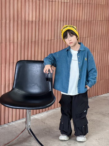 Kisgyerekeknek szóló farmering broderiával, homokmosott, Cowboy farmer, 91,8% pamut / 4,1% poliészter / 4,1% regenerált cellulóz rost, uniszex, őszi 2025, egygombos záródás, koreai stílus