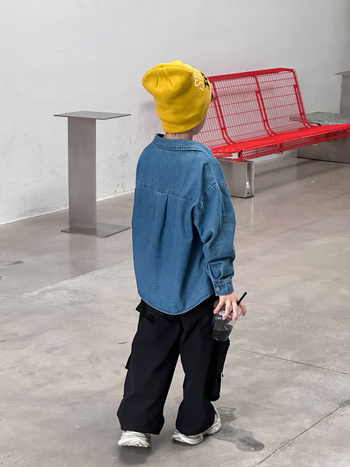 Kisgyerekeknek szóló farmering broderiával, homokmosott, Cowboy farmer, 91,8% pamut / 4,1% poliészter / 4,1% regenerált cellulóz rost, uniszex, őszi 2025, egygombos záródás, koreai stílus