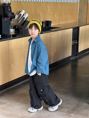 Kisgyerekeknek szóló farmering broderiával, homokmosott, Cowboy farmer, 91,8% pamut / 4,1% poliészter / 4,1% regenerált cellulóz rost, uniszex, őszi 2025, egygombos záródás, koreai stílus