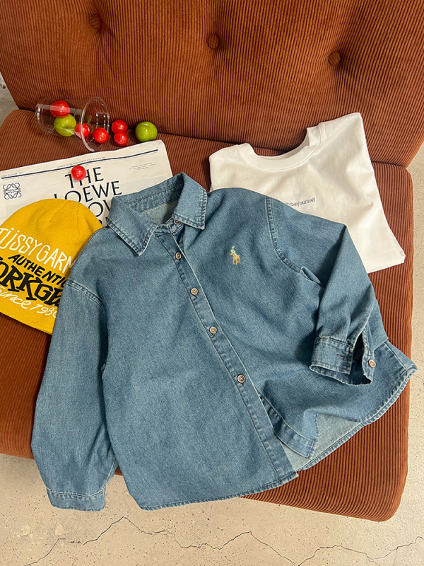 Kisgyerekeknek szóló farmering broderiával, homokmosott, Cowboy farmer, 91,8% pamut / 4,1% poliészter / 4,1% regenerált cellulóz rost, uniszex, őszi 2025, egygombos záródás, koreai stílus