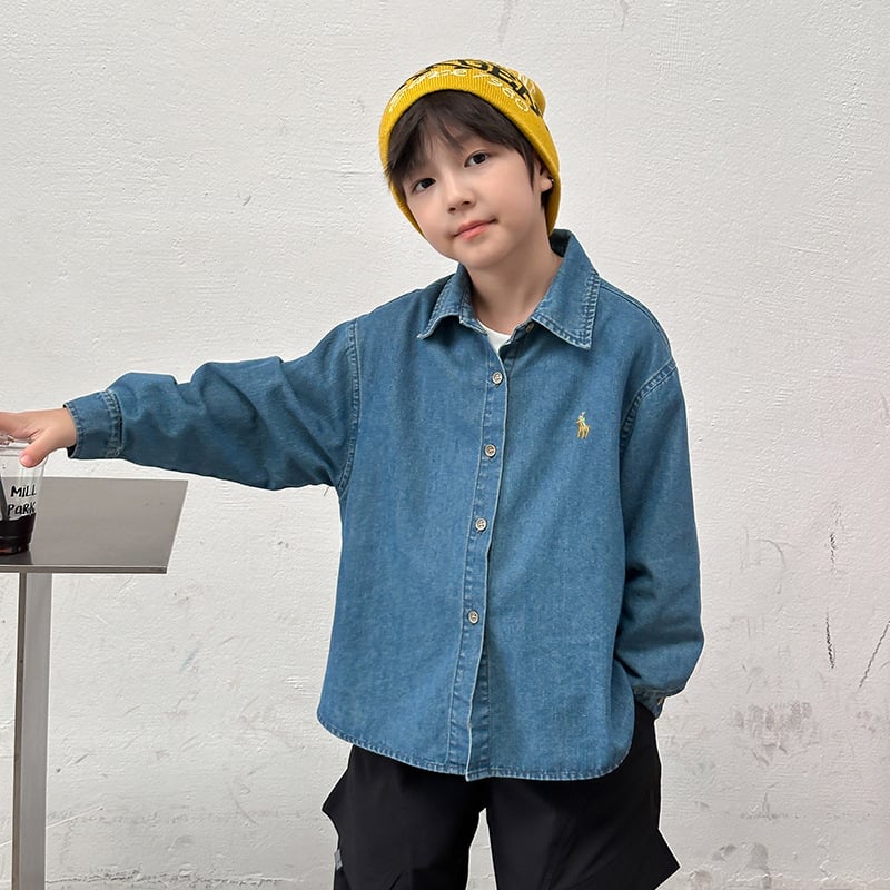 Kisgyerekeknek szóló farmering broderiával, homokmosott, Cowboy farmer, 91,8% pamut / 4,1% poliészter / 4,1% regenerált cellulóz rost, uniszex, őszi 2025, egygombos záródás, koreai stílus