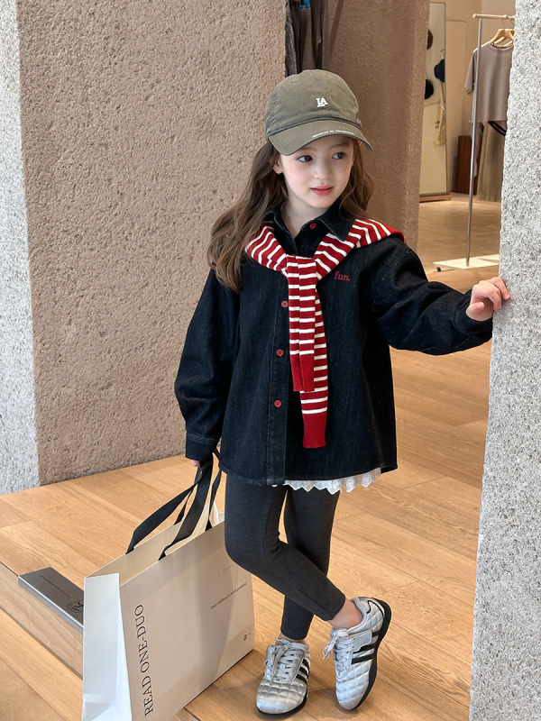 Dječja unisex džins jakna, korejskog stila, s izšivenim slovima, rever ovratnik, jednostruko zatvaranje na gumbe, dugi rukavi, 91,8% pamuk, 4,1% poliester, 4,1% regenerirana celulozna vlakna