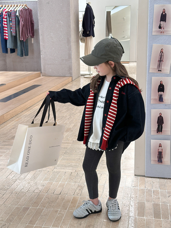 Dječja unisex džins jakna, korejskog stila, s izšivenim slovima, rever ovratnik, jednostruko zatvaranje na gumbe, dugi rukavi, 91,8% pamuk, 4,1% poliester, 4,1% regenerirana celulozna vlakna