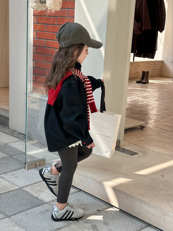 Dječja unisex džins jakna, korejskog stila, s izšivenim slovima, rever ovratnik, jednostruko zatvaranje na gumbe, dugi rukavi, 91,8% pamuk, 4,1% poliester, 4,1% regenerirana celulozna vlakna