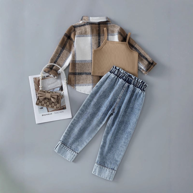 Háromrészes gyerek öltöny: galléros inget, denim mellény pántokkal és nadrág sötét mosással; anyag 80% pamut; puha felület és enzimes mosás; lányoknak 3–8 évesek.