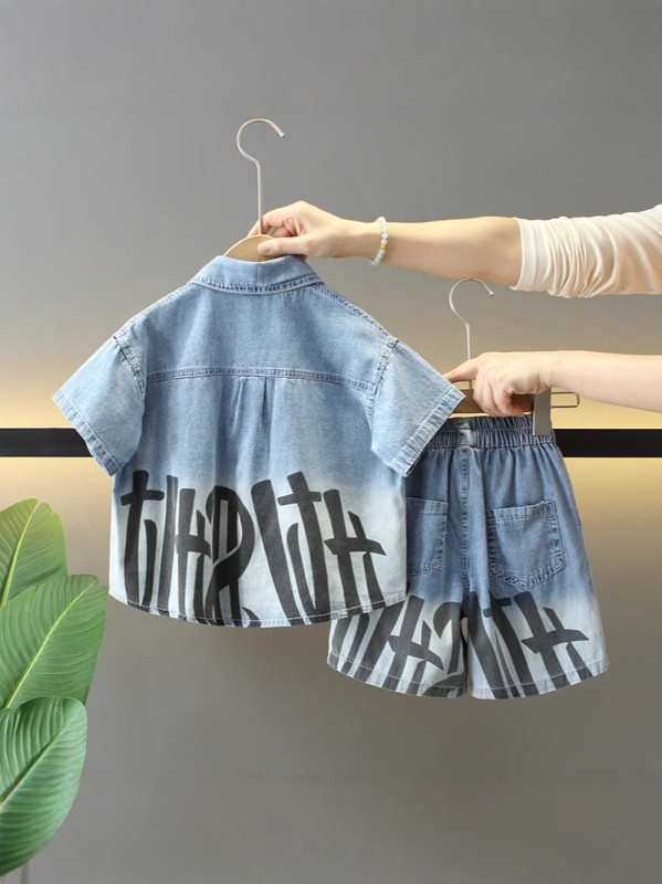 Dječji dvodjelni set od denimske košulje s kratkim rukavima i hlačama 3/4, pamukasto-prijateljski materijal, meka obrada, enzimno pranje, crtani uzorak, ljeto, 1–3 godine