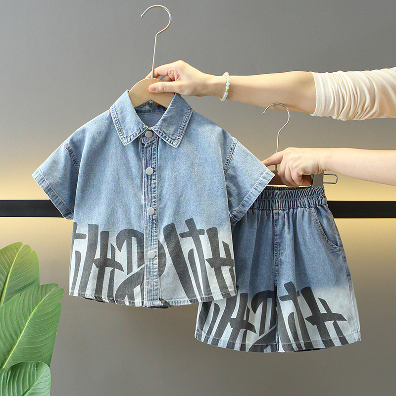 Dječji dvodjelni set od denimske košulje s kratkim rukavima i hlačama 3/4, pamukasto-prijateljski materijal, meka obrada, enzimno pranje, crtani uzorak, ljeto, 1–3 godine