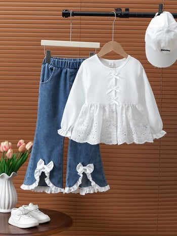 Set pentru copii din două piese: cămașă cu inserții de dantelă și funda, pantaloni din denim cu croială bell-bottom; 80% bumbac; pentru vârsta 3–8 ani.