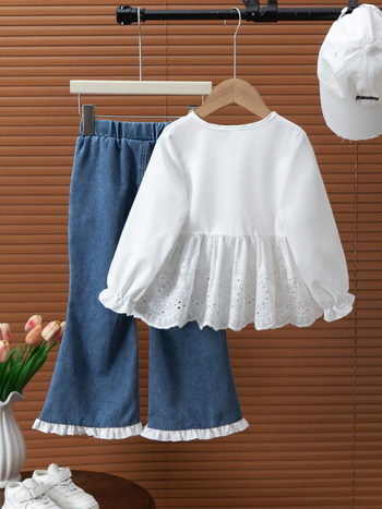 Set pentru copii din două piese: cămașă cu inserții de dantelă și funda, pantaloni din denim cu croială bell-bottom; 80% bumbac; pentru vârsta 3–8 ani.