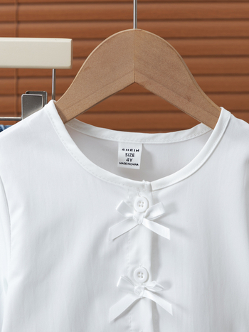 Set pentru copii din două piese: cămașă cu inserții de dantelă și funda, pantaloni din denim cu croială bell-bottom; 80% bumbac; pentru vârsta 3–8 ani.