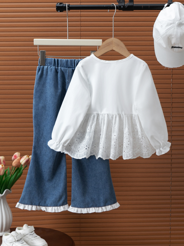 Set pentru copii din două piese: cămașă cu inserții de dantelă și funda, pantaloni din denim cu croială bell-bottom; 80% bumbac; pentru vârsta 3–8 ani.