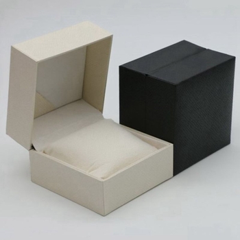 Kutija za sat s poklopcem – plastična kutija s površinom od gumirane kože i veluru unutrašnjosti; srebrno utiskivanje; brend Zhanhui