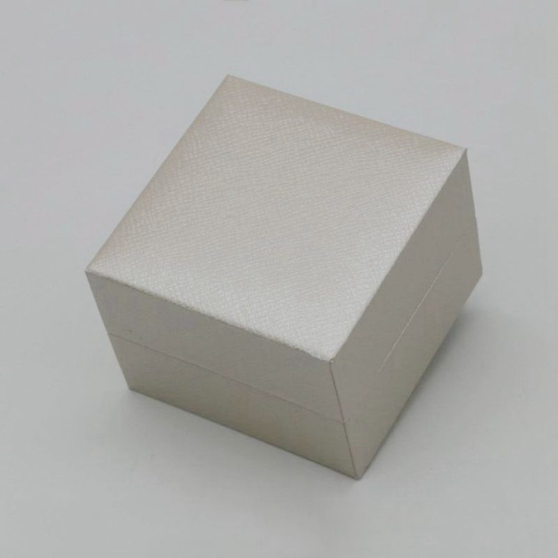 Kutija za sat s poklopcem – plastična kutija s površinom od gumirane kože i veluru unutrašnjosti; srebrno utiskivanje; brend Zhanhui