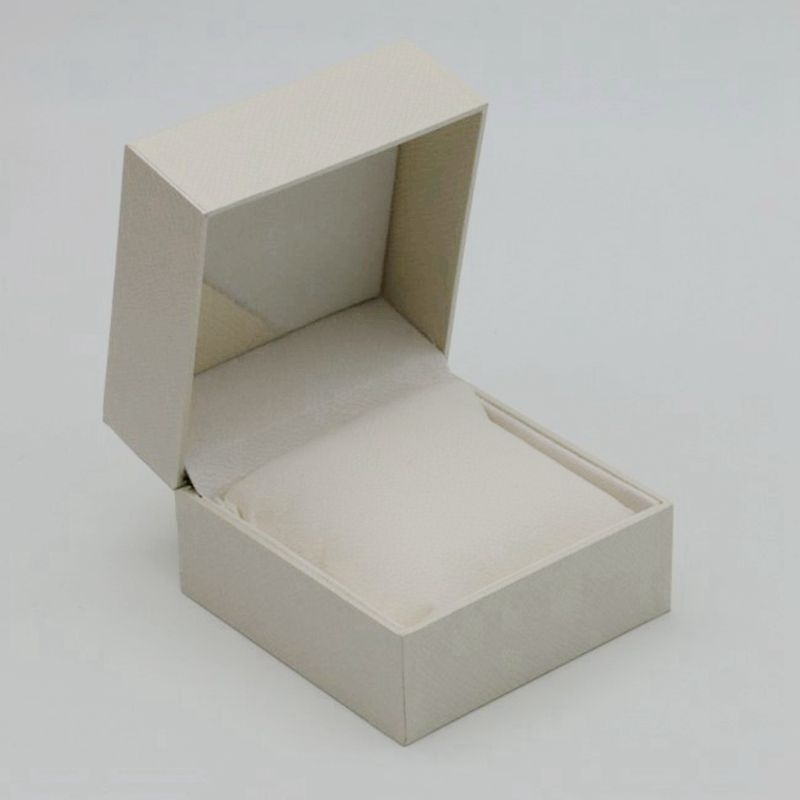 Kutija za sat s poklopcem – plastična kutija s površinom od gumirane kože i veluru unutrašnjosti; srebrno utiskivanje; brend Zhanhui