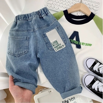 Dječje traperice za dječake – denim s 45% pamuka, srednje visine struka s elastičnim pojasom, uzrast 3–8 godina (100–140 cm), proljeće i jesen, otisak s slovima