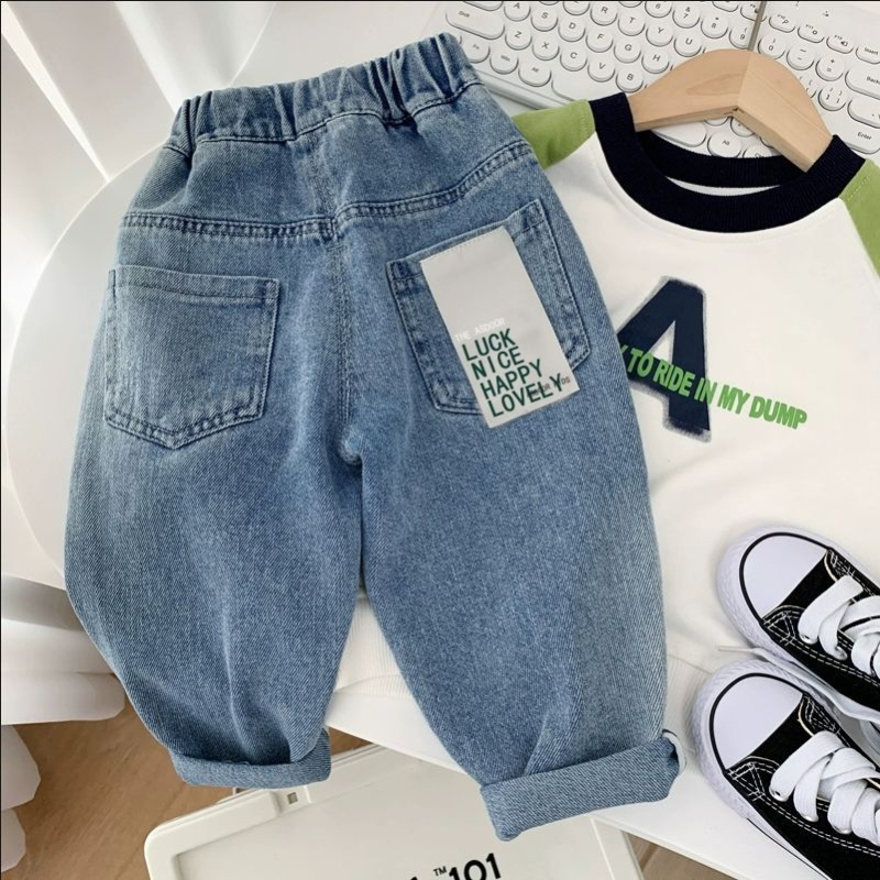 Dječje traperice za dječake – denim s 45% pamuka, srednje visine struka s elastičnim pojasom, uzrast 3–8 godina (100–140 cm), proljeće i jesen, otisak s slovima