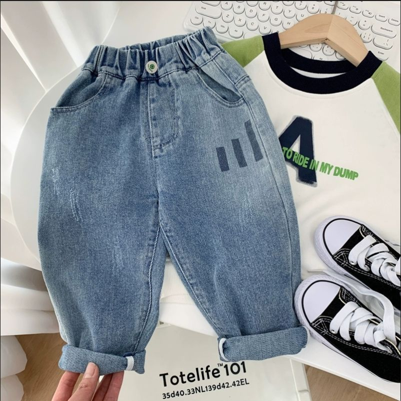 Dječje traperice za dječake – denim s 45% pamuka, srednje visine struka s elastičnim pojasom, uzrast 3–8 godina (100–140 cm), proljeće i jesen, otisak s slovima