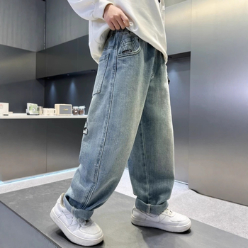 Gyerekeknek készült koreai stílusú farmernadrág hátoldali zseb broderiával, 60% pamut, Modell 8909, 2025 ősz, 8 évesnél idősebb fiúknak (140 cm felett)