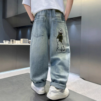 Gyerekeknek készült koreai stílusú farmernadrág hátoldali zseb broderiával, 60% pamut, Modell 8909, 2025 ősz, 8 évesnél idősebb fiúknak (140 cm felett)