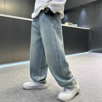 Gyerekeknek készült koreai stílusú farmernadrág hátoldali zseb broderiával, 60% pamut, Modell 8909, 2025 ősz, 8 évesnél idősebb fiúknak (140 cm felett)