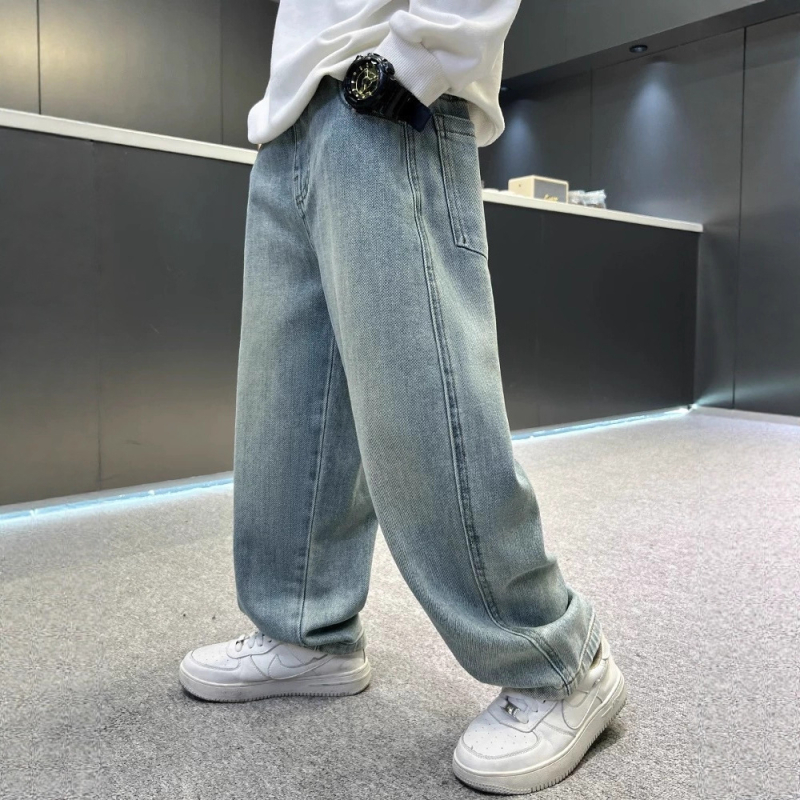 Gyerekeknek készült koreai stílusú farmernadrág hátoldali zseb broderiával, 60% pamut, Modell 8909, 2025 ősz, 8 évesnél idősebb fiúknak (140 cm felett)