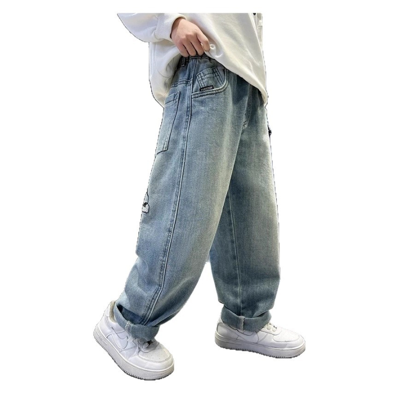 Gyerekeknek készült koreai stílusú farmernadrág hátoldali zseb broderiával, 60% pamut, Modell 8909, 2025 ősz, 8 évesnél idősebb fiúknak (140 cm felett)