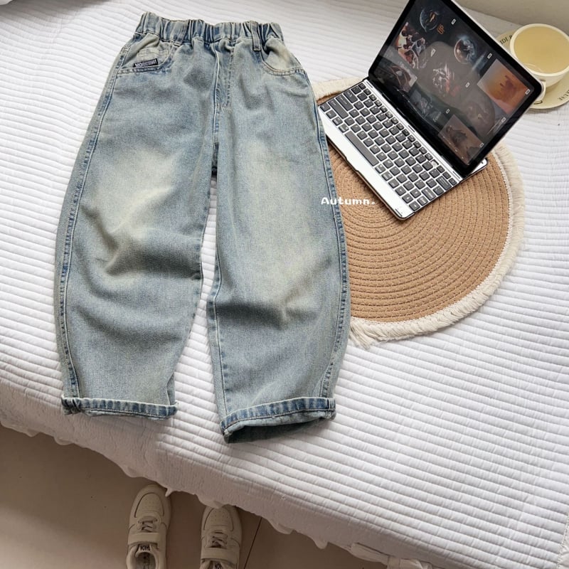 Gyerekeknek készült koreai stílusú farmernadrág hátoldali zseb broderiával, 60% pamut, Modell 8909, 2025 ősz, 8 évesnél idősebb fiúknak (140 cm felett)