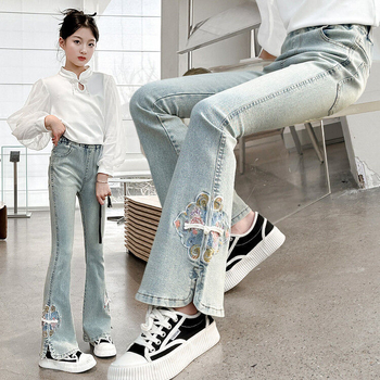 Lányoknak szánt farmernadrág, középmagas derekú, széles lábú, virágos mintázat, 70% pamut, 8 éves kortól