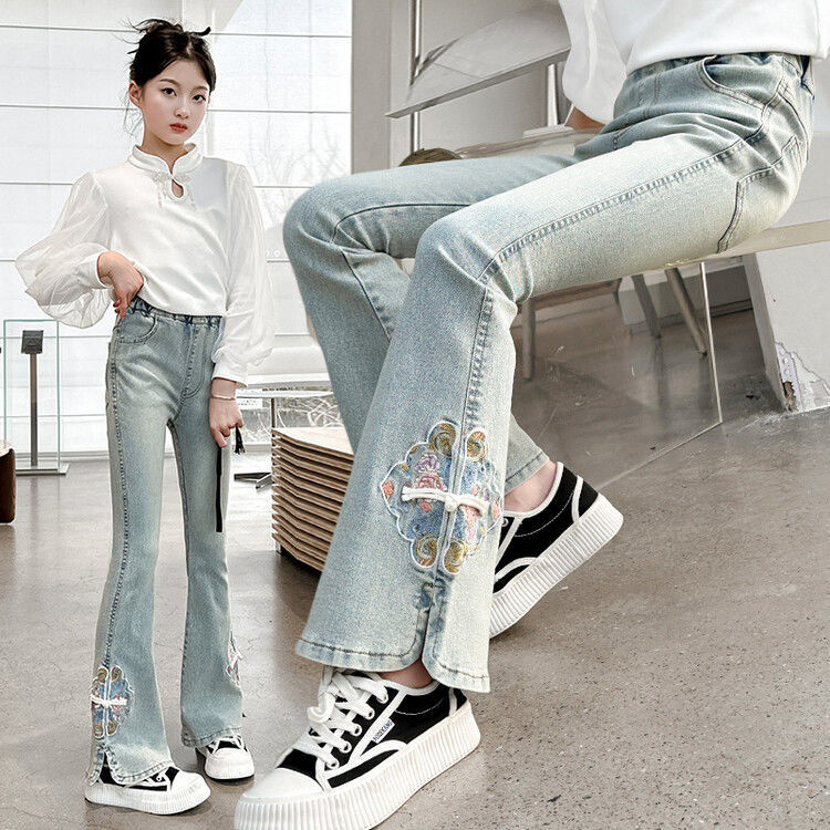 Lányoknak szánt farmernadrág, középmagas derekú, széles lábú, virágos mintázat, 70% pamut, 8 éves kortól