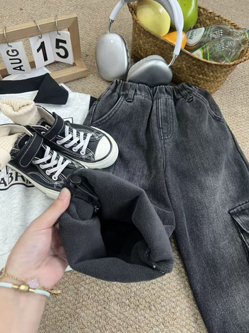 Gyerekeknek szóló farmernadrág – koreai stílus, téli fleece-béléssel, cargo fazon, hímzett betűkkel, magas derekú, elasztikus derékszíj
