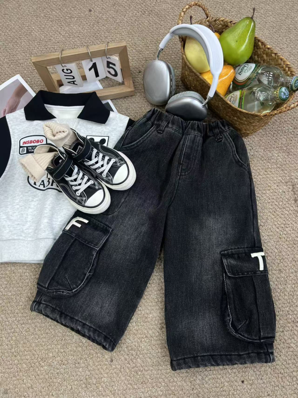 Gyerekeknek szóló farmernadrág – koreai stílus, téli fleece-béléssel, cargo fazon, hímzett betűkkel, magas derekú, elasztikus derékszíj