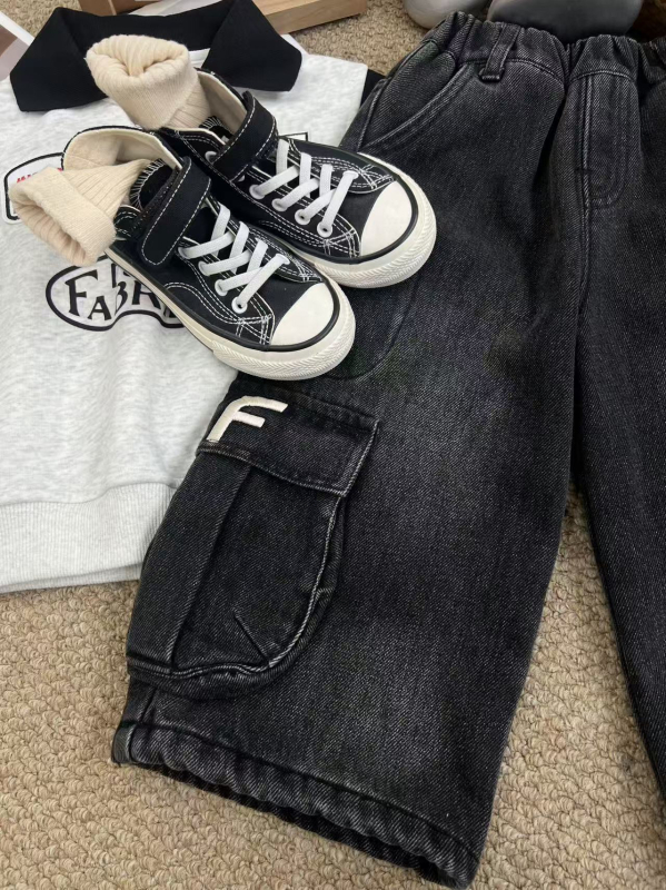 Gyerekeknek szóló farmernadrág – koreai stílus, téli fleece-béléssel, cargo fazon, hímzett betűkkel, magas derekú, elasztikus derékszíj