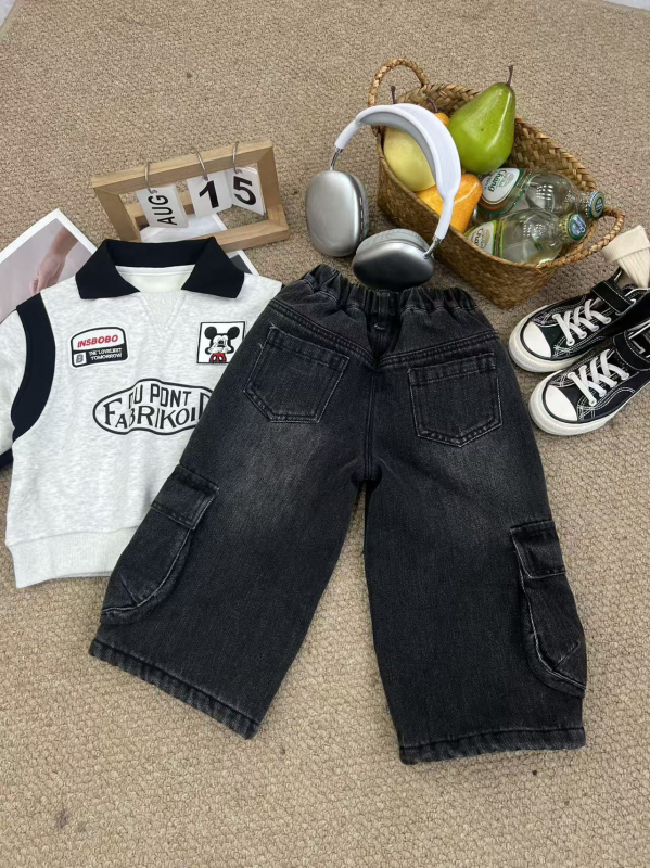 Gyerekeknek szóló farmernadrág – koreai stílus, téli fleece-béléssel, cargo fazon, hímzett betűkkel, magas derekú, elasztikus derékszíj