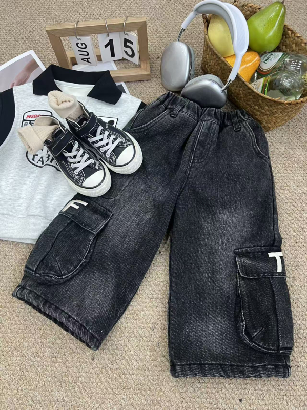 Gyerekeknek szóló farmernadrág – koreai stílus, téli fleece-béléssel, cargo fazon, hímzett betűkkel, magas derekú, elasztikus derékszíj