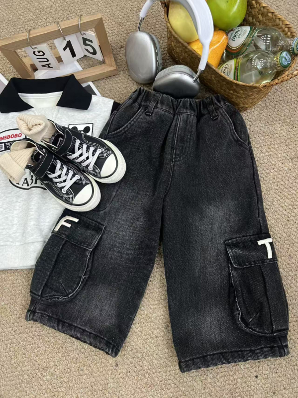 Gyerekeknek szóló farmernadrág – koreai stílus, téli fleece-béléssel, cargo fazon, hímzett betűkkel, magas derekú, elasztikus derékszíj