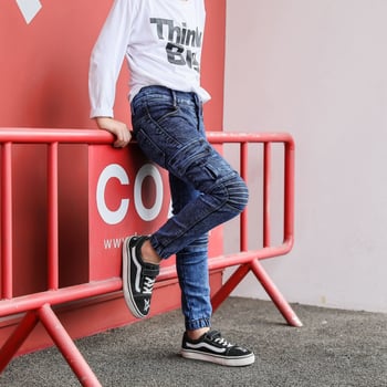 Detské džínové nohavice v ležérnom štýle, 90% polyester, Cowboy látka, jednofarebný vzor