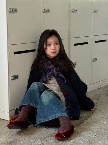 Gyerekeknek szánt farmernadrág fleece béléssel, csíkos, széles szabás, 9/10 hossz, 90% pamut 10% poliészter, téli 2025, Kumai.kids