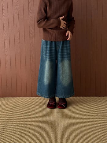 Gyerekeknek szánt farmernadrág fleece béléssel, csíkos, széles szabás, 9/10 hossz, 90% pamut 10% poliészter, téli 2025, Kumai.kids