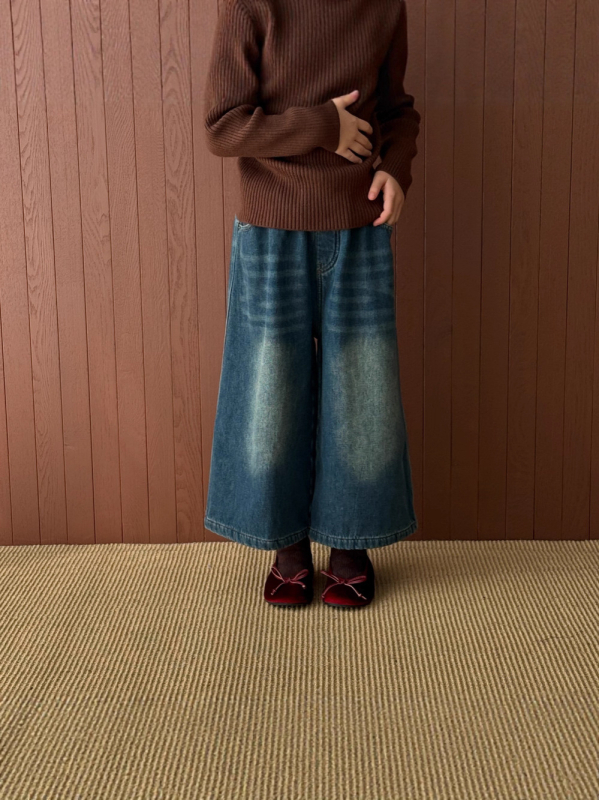 Gyerekeknek szánt farmernadrág fleece béléssel, csíkos, széles szabás, 9/10 hossz, 90% pamut 10% poliészter, téli 2025, Kumai.kids