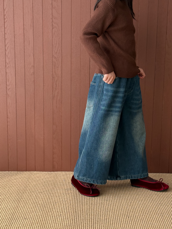 Gyerekeknek szánt farmernadrág fleece béléssel, csíkos, széles szabás, 9/10 hossz, 90% pamut 10% poliészter, téli 2025, Kumai.kids